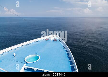 Devant le pont du bateau de croisière qui surplombe l'horizon océanique Banque D'Images