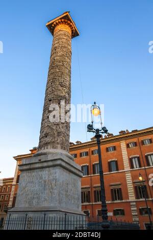 Vue sur les anciennes ruines de Marco Aurelio dans Piazza Colonna Rome, Italie sur une journée ensoleillée. Banque D'Images