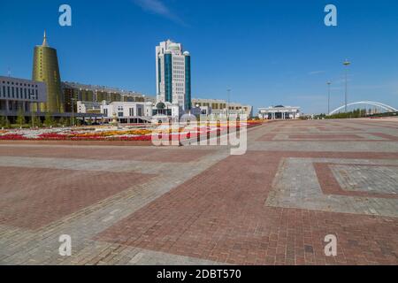 Nur-Sultan, Kazakhstan - Le 24 avril 2019 - immeubles de bureaux modernes à l'Nurzhol Nur-Sultan, boulevard, Astana, Kazakhstan Banque D'Images