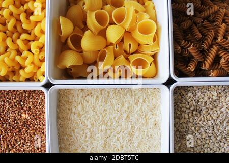 Riz, nouilles, avoine et sarrasin dans une boîte. Fournitures alimentaires . Banque D'Images