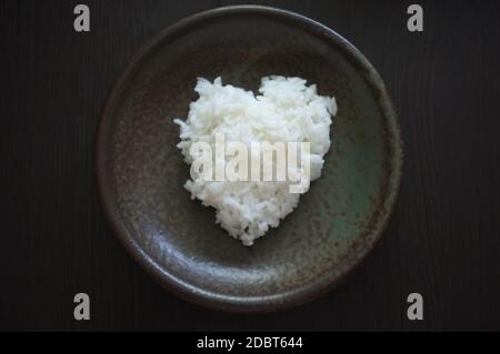 Vue de dessus coeur en forme de riz cuit dans un plat Banque D'Images