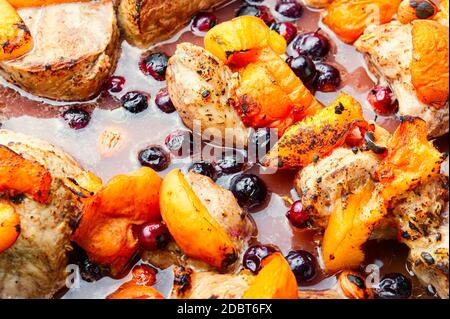 Viande cuite au four dans le vin rouge avec l'abricot et le cassis.porc à mâché. Banque D'Images