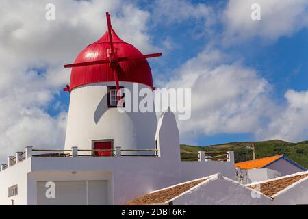 Un moulin à vent traditionnel sur Vila da Praia, île de Graciosa, Açores, Portugal Banque D'Images