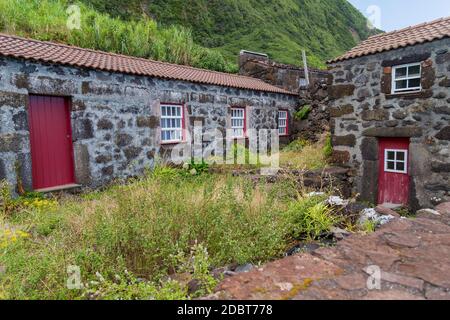 Village traditionnel sur l'île de Pico avec des maisons de pierre volcanique, Açores Banque D'Images