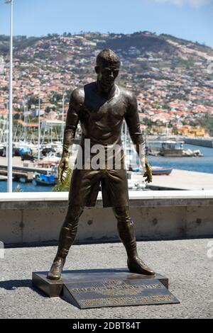 La staue Christiano Ronaldo avant l'entrée au Musée CR 7 à Funchal sur Madère. Portugal Banque D'Images