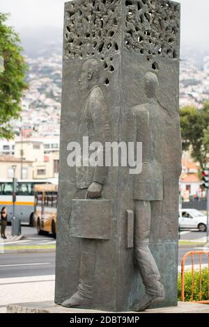 FUNCHAL, MADÈRE, PORTUGAL - 8 SEPTEMBRE 2016 : statue abstraite sur le front de mer de Funchal, sur l'île de Madère. Portugal Banque D'Images