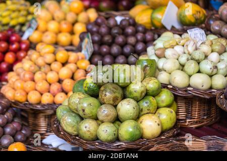 Fresh Fruits exotiques dans Mercado DOS Lavradores. Funchal, Madère Banque D'Images