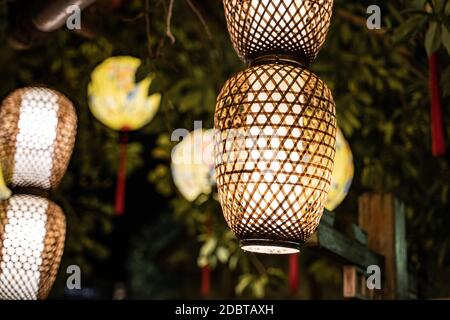 Vue rapprochée sur les lanternes chinoises d'époque la nuit. Banque D'Images