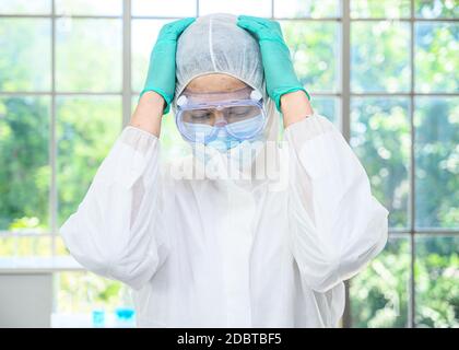 Un scientifique masculin porte une combinaison de protection sérieuse pour les recherches sans succès en laboratoire. Portrait du scientifique Banque D'Images