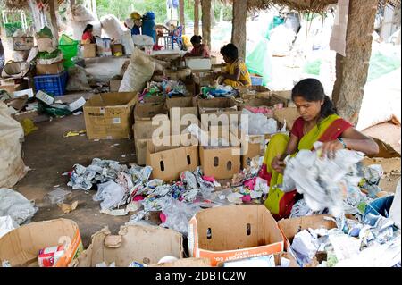 TAMIL NADU, INDE - 18 septembre 2016 : séparation des matériaux de recyclage par un marchand de ferraille Banque D'Images