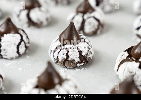 Biscuits à la crinkle au chocolat en poudre de sucre Banque D'Images