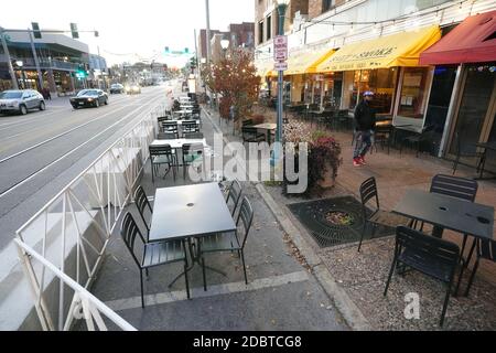 University City, États-Unis. 17 novembre 2020. Un piéton passe devant des tables vides, dans les températures de 45 degrés à University City, Missouri, le mardi 17 novembre 2020. En raison de la répartition du COVID-19 dans des numéros records, l'exécutif du comté de St. Louis Dr. Sam page a commandé tous les restaurants du comté de St. Louis, fermés pour les places intérieures, mais le ramassage au bord du trottoir et les places extérieures sont toujours autorisés. Toutes les personnes de plus de cinq ans doivent porter un masque lorsqu'elles quittent leur domicile. Photo par Bill Greenblatt/UPI crédit: UPI/Alay Live News Banque D'Images