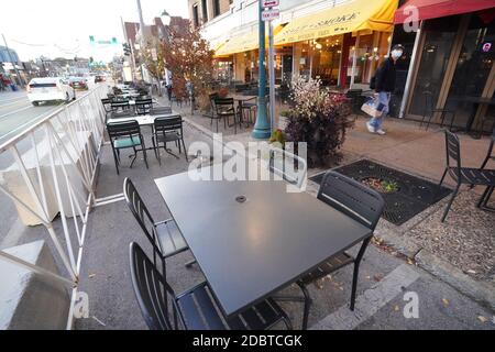 University City, États-Unis. 17 novembre 2020. Un piéton passe devant des tables vides, portant des masques aux températures de 45 degrés à University City, Missouri, le mardi 17 novembre 2020. En raison de la répartition du COVID-19 dans des numéros records, l'exécutif du comté de St. Louis Dr. Sam page a commandé tous les restaurants du comté de St. Louis, fermés pour les places intérieures, mais le ramassage au bord du trottoir et les places extérieures sont toujours autorisés. Toutes les personnes de plus de cinq ans doivent porter un masque lorsqu'elles quittent leur domicile. Photo par Bill Greenblatt/UPI crédit: UPI/Alay Live News Banque D'Images