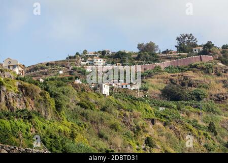 Les collines près de Ribeira Brava sur l'île de Madère. Portugal Banque D'Images