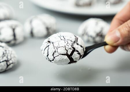 Biscuits à la crinkle au chocolat en poudre de sucre Banque D'Images
