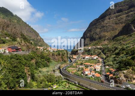 Village et cultures en terrasses dans les environs de São Vicente. La côte nord de l'île de Madère, Portugal Banque D'Images