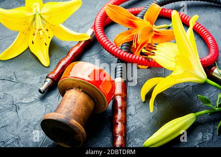 Narguilé oriental fumant avec tabac à fleurs parfumé. Banque D'Images