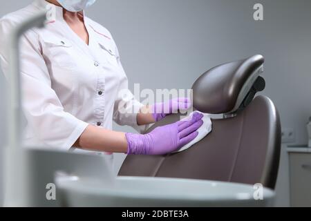 L'infirmière prépare le bureau pour recevoir les patients. Désinfection dans le cabinet dentaire. Photo non reconnaissable. Banque D'Images
