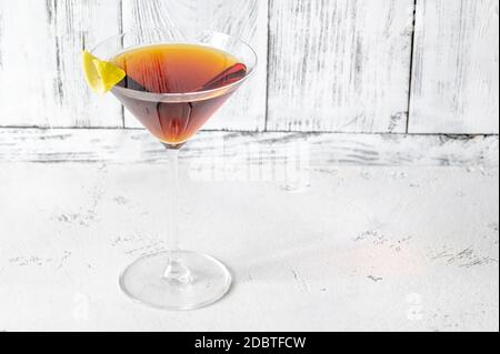 Verre de cocktail Martinez garni de zeste de citron Banque D'Images