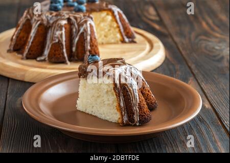 Cale de gâteau au citron avec garniture au chocolat Banque D'Images