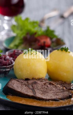 sauerbraten allemand sur une assiette avec des boulettes Banque D'Images