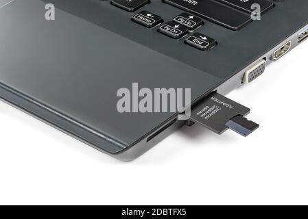 Carte mémoire insérée dans l'adaptateur et le lecteur de carte des ordinateurs portables isolés sur fond blanc avec un chemin de coupure Banque D'Images