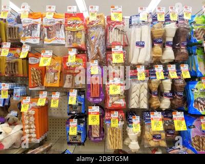 Wilmington, Delaware, États-Unis - 10 novembre 2020 - variété de friandises, jouets et aliments pour chiens en vente Banque D'Images