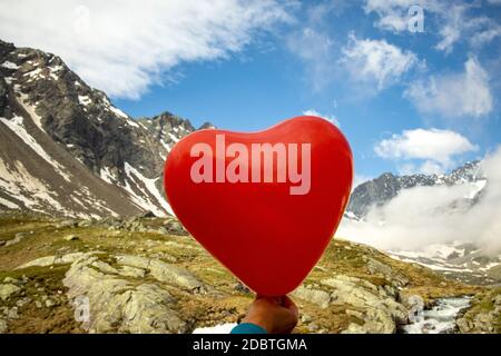 montgolfière dans les alpes Banque D'Images