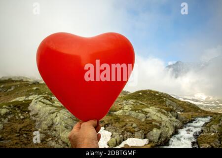 montgolfière dans les alpes Banque D'Images