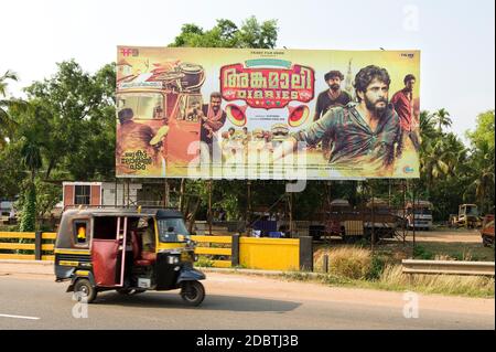 KERALA, INDE - Mars 2017: Énorme affiche de film Angamaly Diaries film par Chemban Vinod Jose Banque D'Images