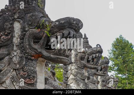 Sculptures en pierre de dragons asiatiques au temple de Pura Lempuyang, à Bali, en Indonésie. Gros plan. Banque D'Images