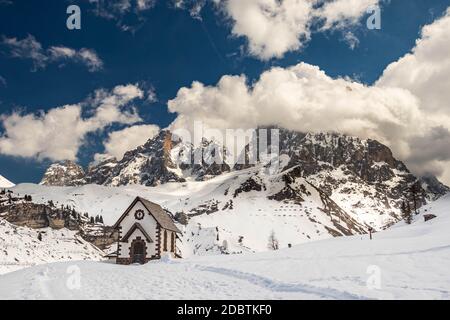 Montagnes alpines majestueuses et nuageux à Pale di San Martino, Dolomites, Italie Banque D'Images