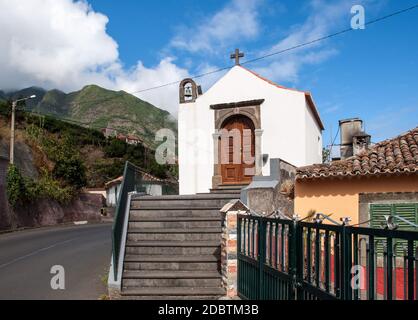 Une très petite église ancienne à Sao Vicente sur Madère. Portugal Banque D'Images