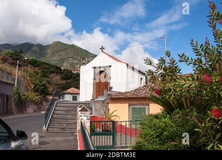 Une très petite église ancienne à Sao Vicente sur Madère. Portugal Banque D'Images