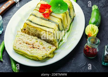 Délicieux poulet maison et courgettes terrine de viande.cuisine française Banque D'Images