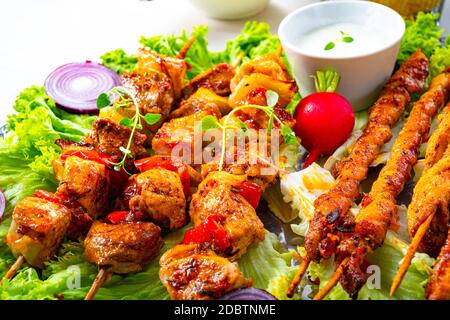 Szaszlyk grillé et torches à la viande avec salade verte Banque D'Images