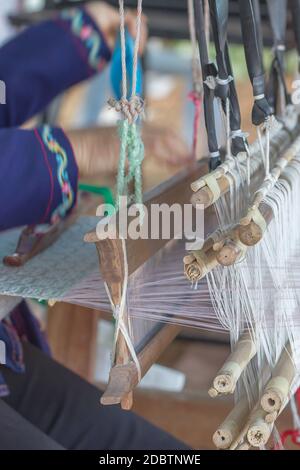 Close up of woman weaving pattern blanc sur tisser dans Chiang Mai, Thaïlande Banque D'Images