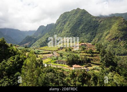 Village et cultures en terrasses dans les environs de São Vicente. La côte nord de l'île de Madère, Portugal Banque D'Images