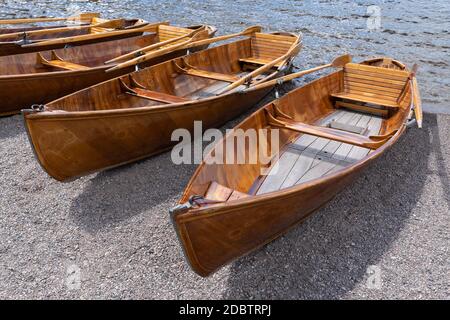 Bateaux à ramer en bois sur la rive d'un lac Banque D'Images