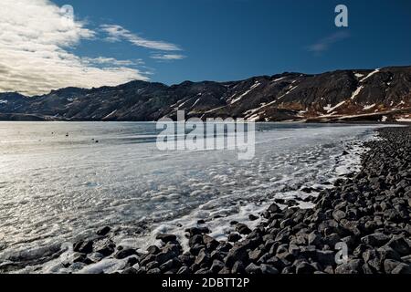 Lac Kleifarvatn en hiver, par beau temps, près de la zone sulfurique de Krysuvik, dans la péninsule de Reykjanes, en Islande Banque D'Images