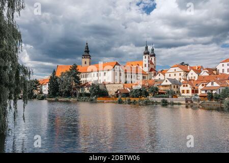 Telc ville avec un ciel spectaculaire. Reflet de l'eau des maisons et du château de Telc, République tchèque. Patrimoine mondial de l'UNESCO. Banque D'Images