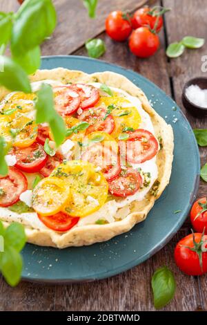 Quiche savoureuse à croûte courte avec tomates fraîches Banque D'Images