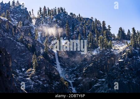 Chute d'eau de Bridalveil Falls dans le parc national de Yosemite San Francisco en Californie du Nord États-Unis. USA National Park site touristique et célèbre sp Banque D'Images