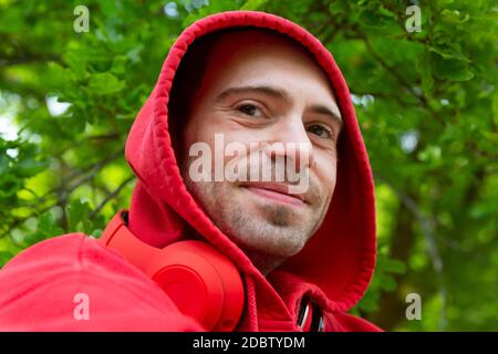 Jeune homme confiant wearing hoodie et casque Banque D'Images