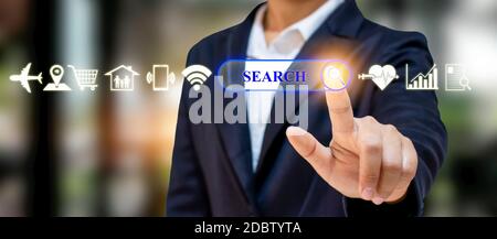 Les femmes d'affaires utilisent la barre d'adresse de l'interface Web pour surfer sur Internet, le concept de connexion Internet et l'utilisation de la technologie pour la communication Banque D'Images