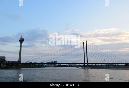 Promenade de la rive du Rhin à Düsseldorf, Allemagne Banque D'Images