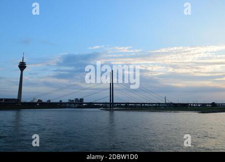 Promenade de la rive du Rhin à Düsseldorf, Allemagne Banque D'Images