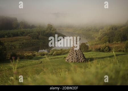 Russie, Nikola-Lenivets - 13 août 2019. Sculpture en bois «Phare» dans le Parc d'Art Nikola Lenivets à la lumière du matin. Région de Kaluga, Russie. Banque D'Images