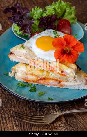 croque française madame sur une assiette bleue Banque D'Images