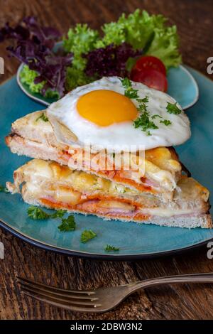 croque française madame sur une assiette bleue Banque D'Images